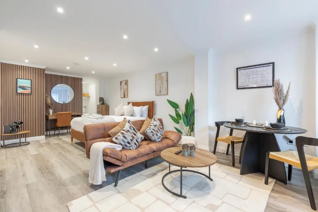 Stone Studio-Large newly refurbishedCentral