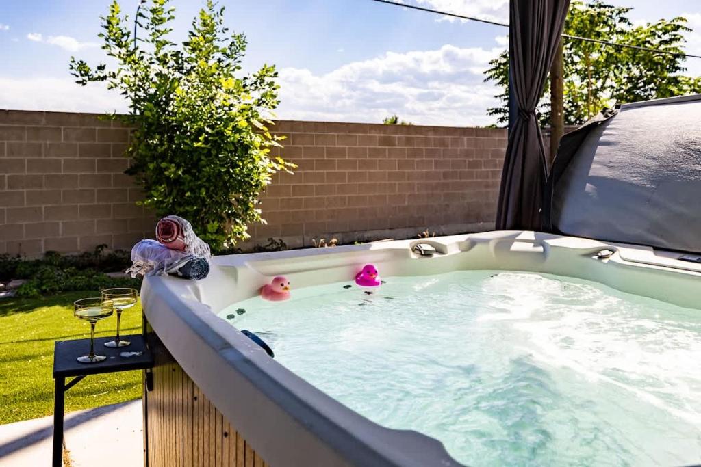 una vasca idromassaggio in un cortile posteriore di Hot Tub w Mountain View a Westminster