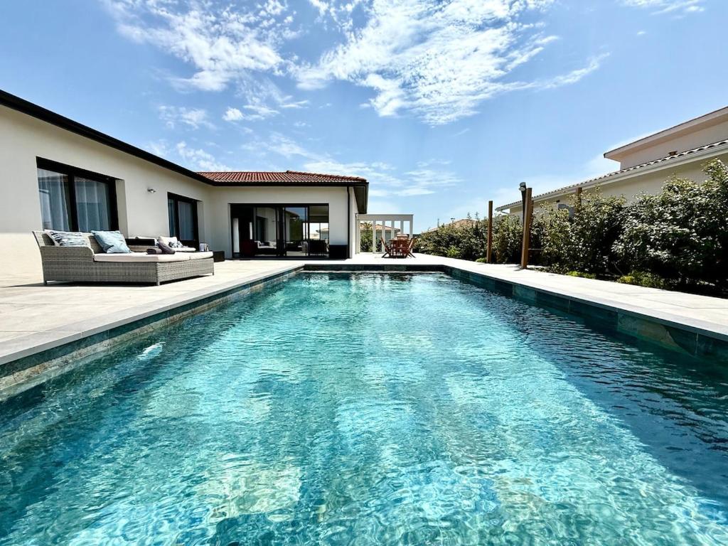 Swimmingpoolen hos eller tæt på Villa Aurora Piscine 7 personnes
