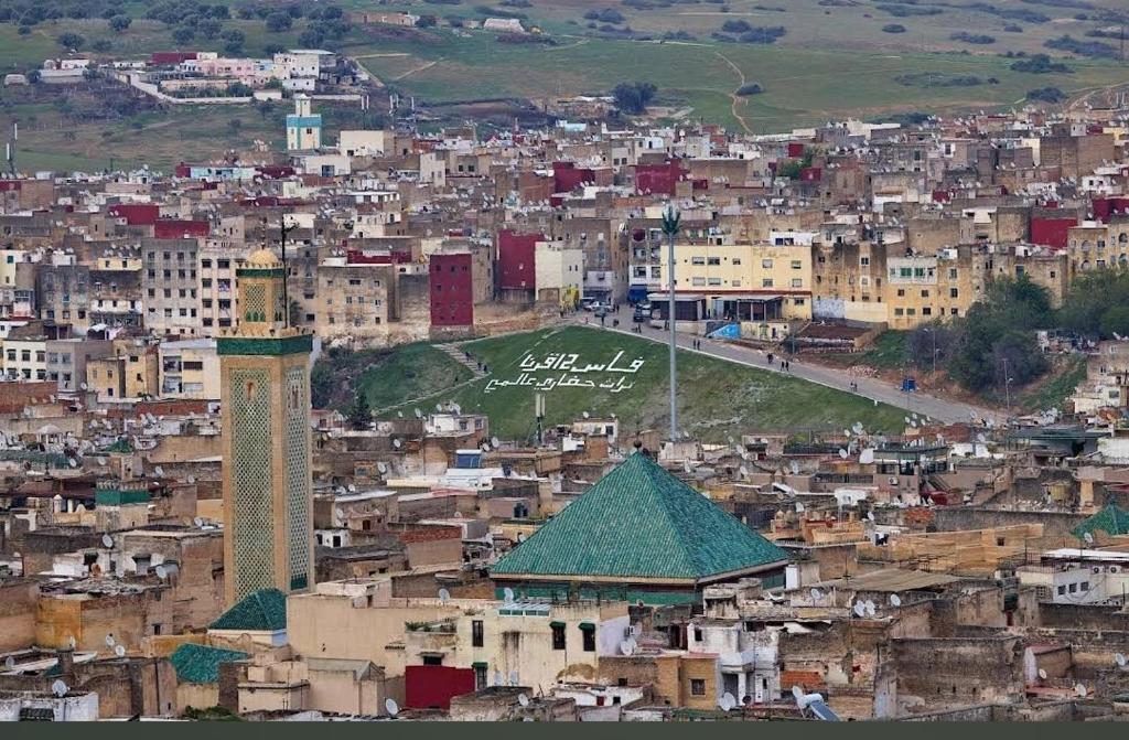 una ciudad con una torre de reloj en una ciudad en Dar Fes Flower, en Fez
