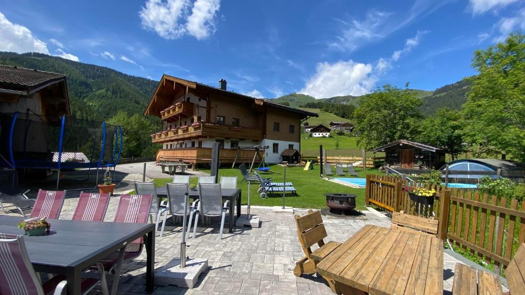 a patio with a table and chairs and a house at Unterdacheben in Dienten am Hochkönig