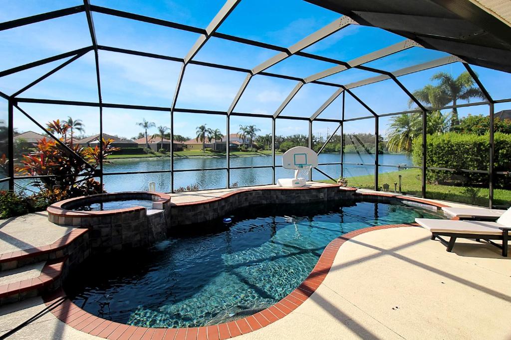 Бассейн в Villa Milano Private Pool Home River Strand или поблизости