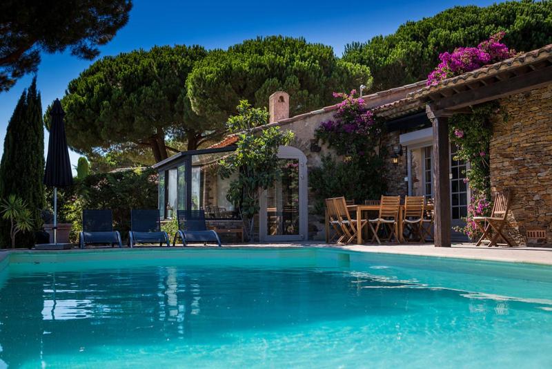 Bazén v ubytování La Bergerie nebo v jeho okolí