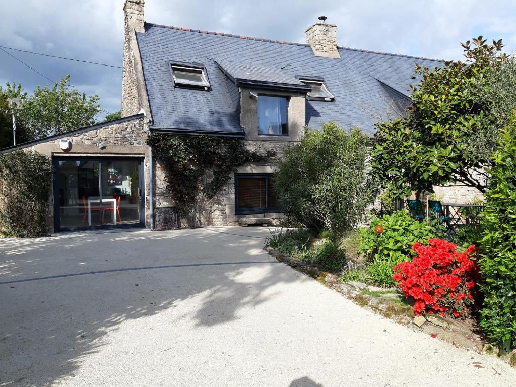 a house with a driveway in front of it at La Longère d'Arzoù Chambres D'hôtes in Mériadec