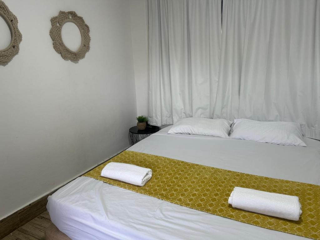 尼夫佐哈Lady S of the DeadSea Crown Group Collection的卧室里有一张床，床上放着两条毛巾。