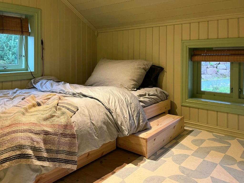 En eller flere senge i et værelse på Yellow House From 1880 In Hyggen