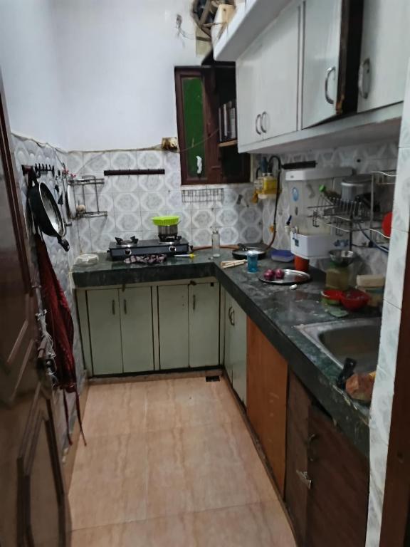 新德里Deepika house的带水槽和台面的厨房