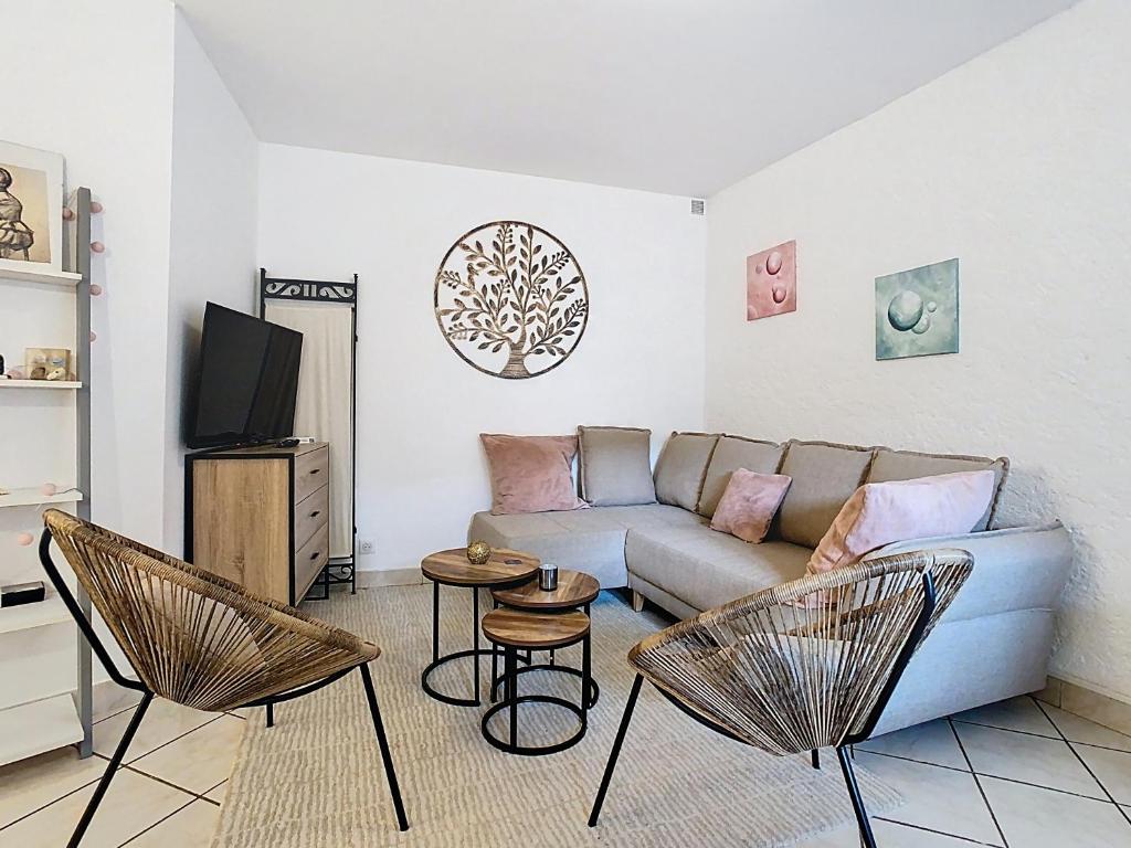 La BuisseL'îlot Cosy, 37m2, 1 terrasse, 1 chambre, 3 pers的客厅里有一张沙发和两把椅子