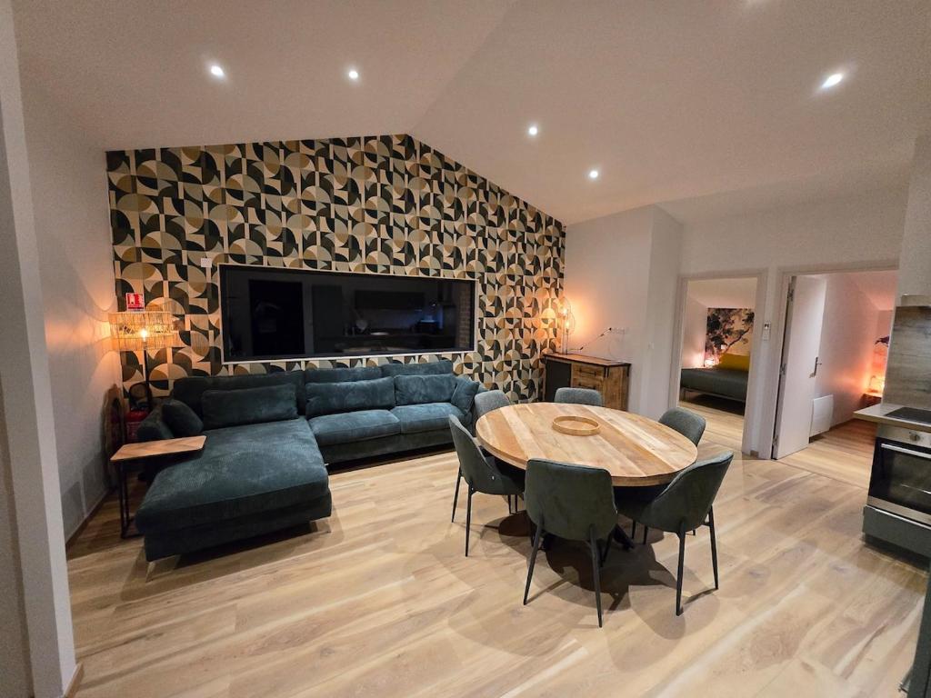 L'entremonts في Steenvoorde: غرفة معيشة مع أريكة وطاولة