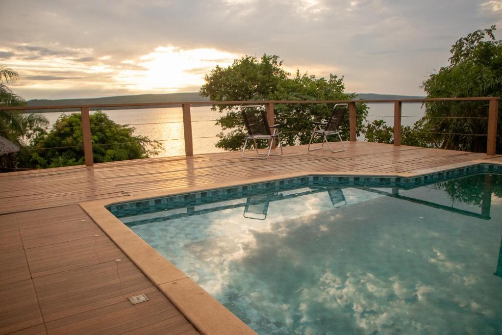 una piscina sul ponte di una casa di Chácara Sabiá a Palmas