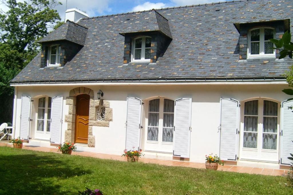 a white house with a gambrel roof at Chambres D'hôtes d'Evelyne in Sainte Anne d'Auray 