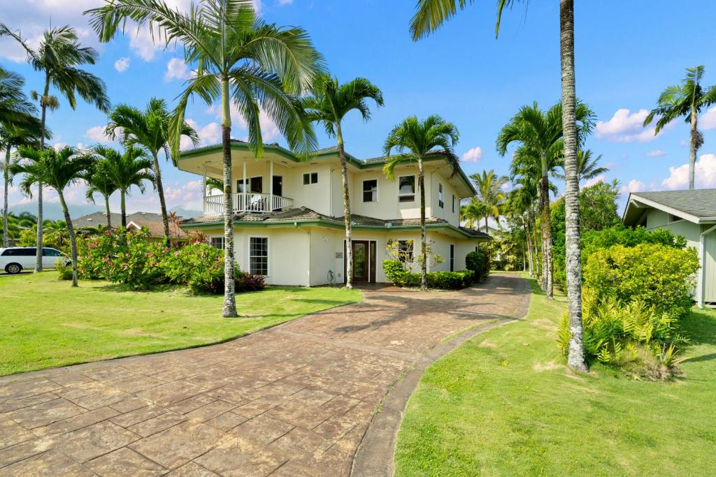 a house with palm trees and a driveway at Princeville/Hanalei Lux 4BR 3.5Ba w/AC+CAR in Princeville