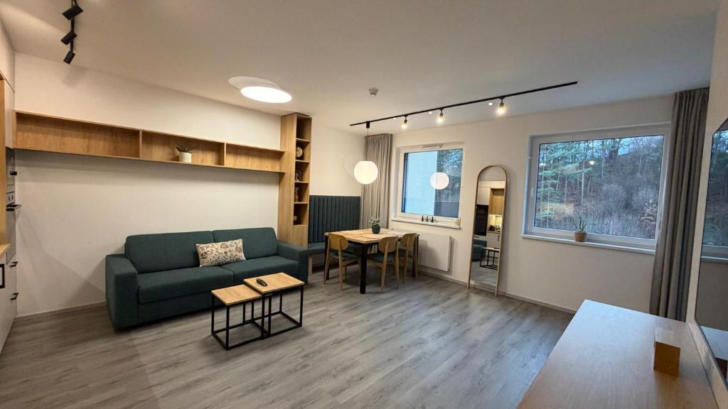 un soggiorno con un divano e un tavolo di Kahlo Apartment a Cesky Krumlov