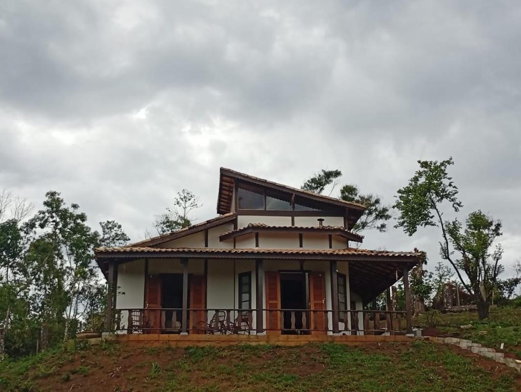 una casa en la cima de una colina en condominio recanto dos passaros i, en Jacareí