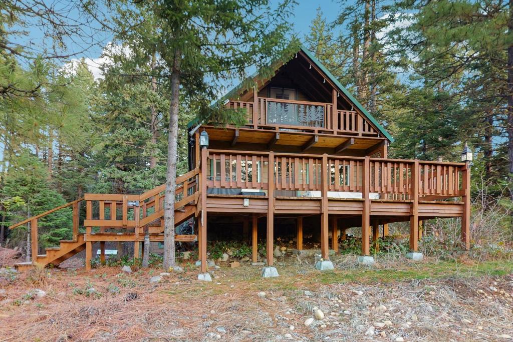 una gran casa de madera en el bosque en Cle Elum Lake Escape, en Driftwood Acres