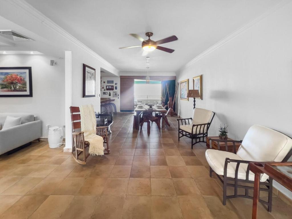 Χώρος καθιστικού στο Sunny Rio Mar Escape With Balcony Beach n Pool