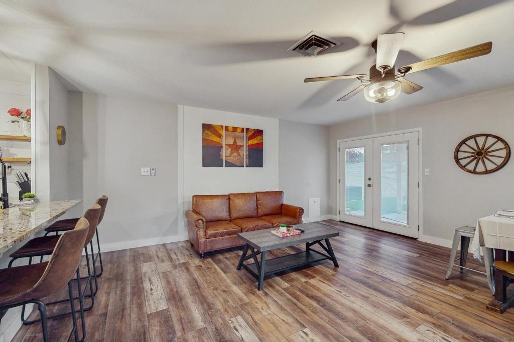 una sala de estar con un sofá y una mesa en Tempe Comfort Haven, en Tempe