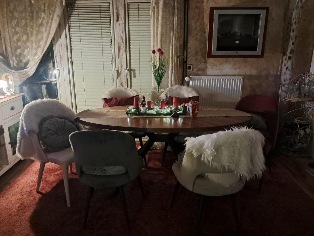 Un comedor con mesa y sillas en ART ROOM in Rose resort, en Liubliana