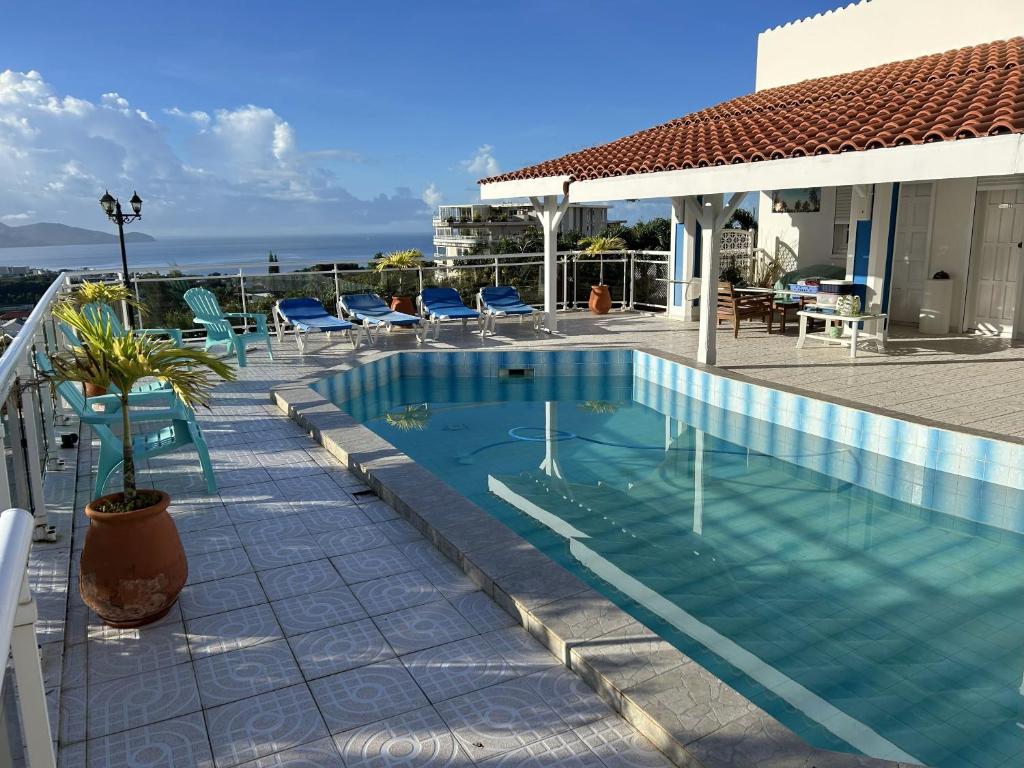 Bazén v ubytování villa NYL nebo v jeho okolí