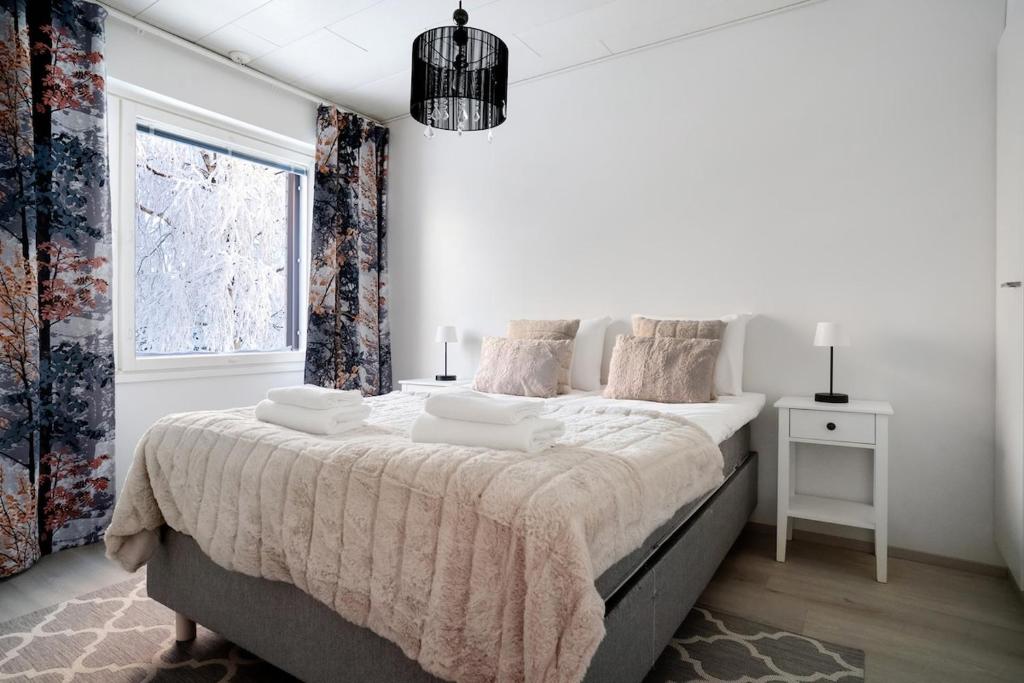 En eller flere senge i et værelse på Arctic City Haven By Lapland Host