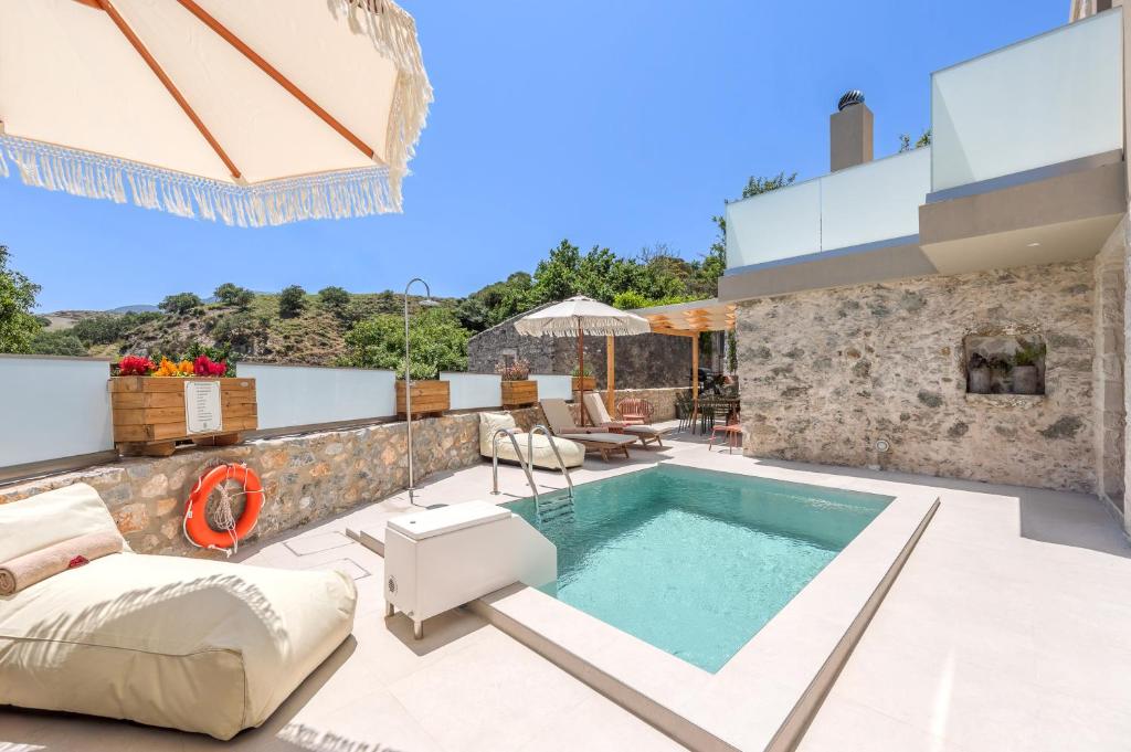 Πισίνα στο ή κοντά στο Casa Karinea - Serene Stone House Retreat