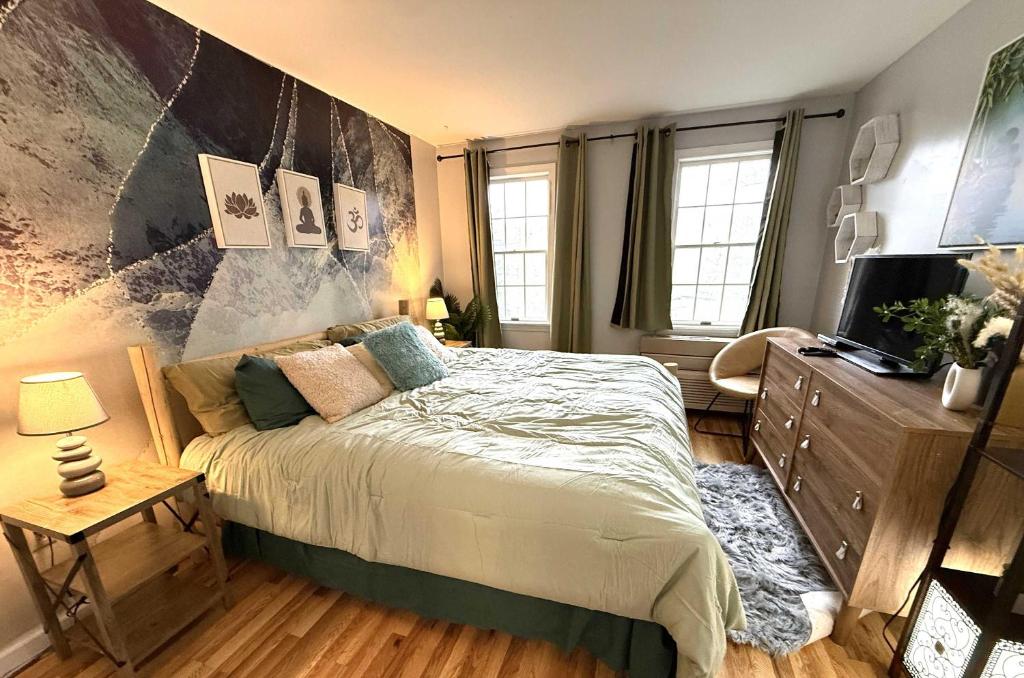 ein Schlafzimmer mit einem großen Bett und einer Kommode in der Unterkunft Relaxation Suite Jiminy-Must See Sleeps 4 in Hancock