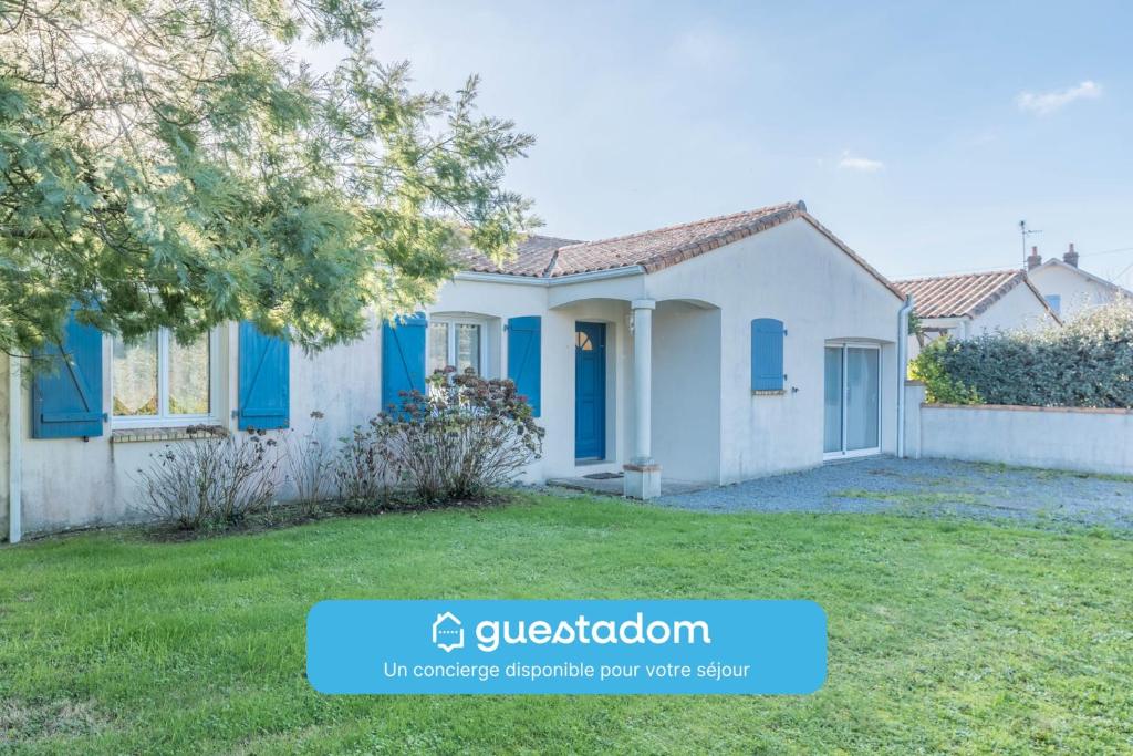 une maison aux volets bleus dans une cour dans l'établissement Lenerie - 800m plage - Wifi - Parking, à Préfailles