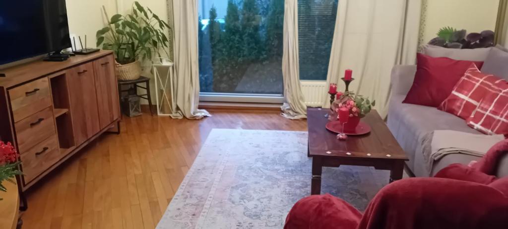 ein Wohnzimmer mit Sofa und Tisch in der Unterkunft Apartment Baci for 4 guests in Ljubljana