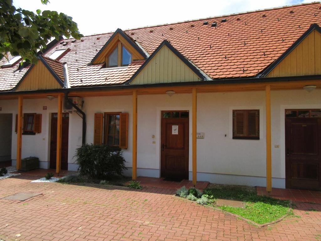 une maison ancienne avec un toit rouge dans l'établissement Apartment Klas, à Moravske Toplice