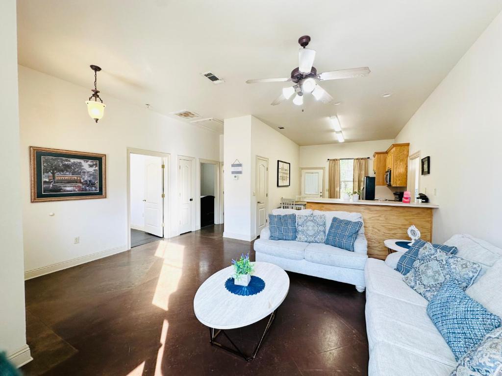 ein Wohnzimmer mit Sofa und Tisch in der Unterkunft Chateau 4 in Hammond