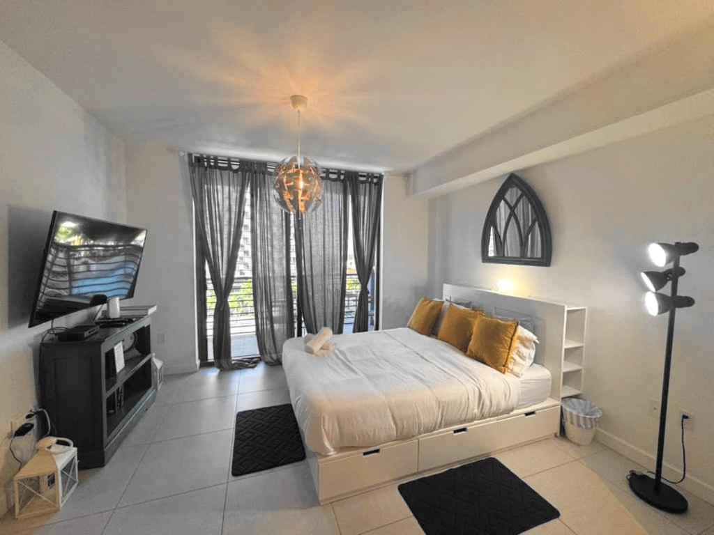 En eller flere senge i et værelse på Modern Studio in Downtown Doral