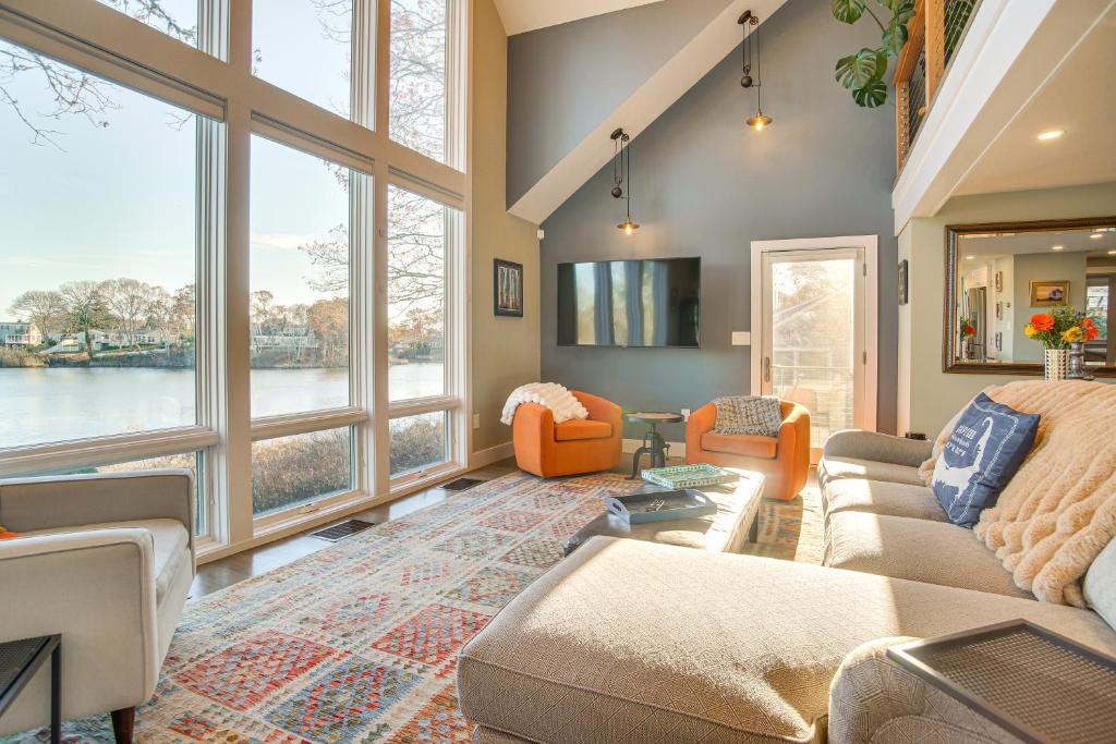 Χώρος καθιστικού στο 1 Mi to Ferry and Beach Waterfront Hyannis Home!