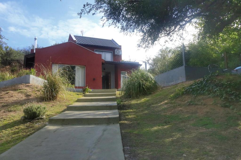 科塔德拉斯Quiya ná的一条通往红色房子的小路