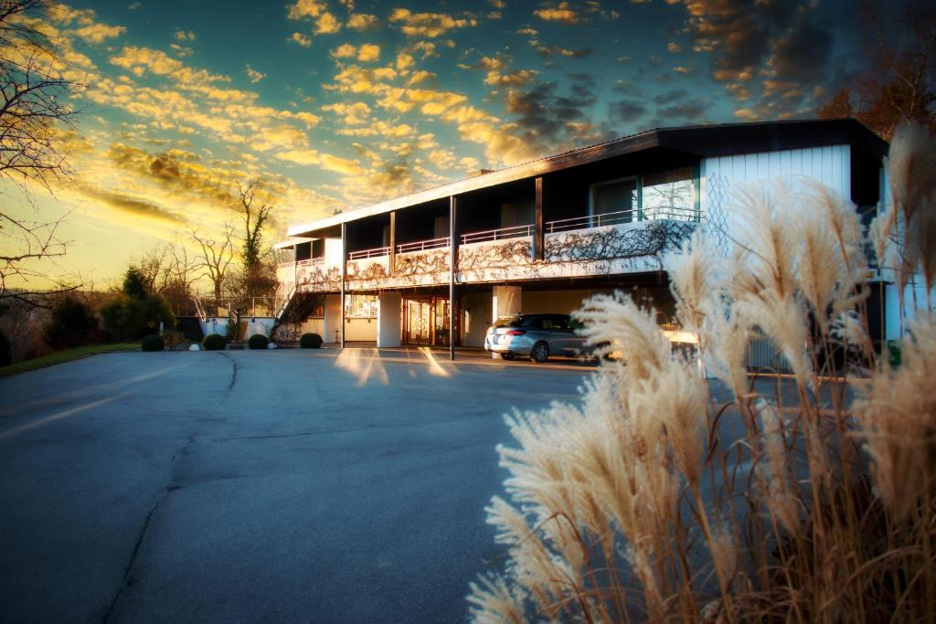 ein Gebäude mit einem auf einem Parkplatz geparkten Auto in der Unterkunft Burghotel in Geislingen an der Steige