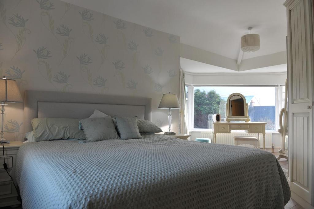 En eller flere senge i et værelse på On The Dunes - Royal Portrush