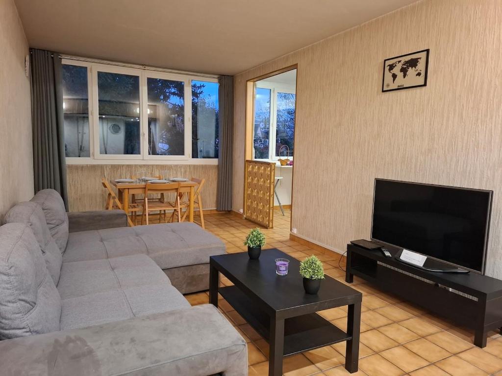 Χώρος καθιστικού στο Séjour tout confort, metro 8 station les Juliottes à 7 min, à 20 min de Paris