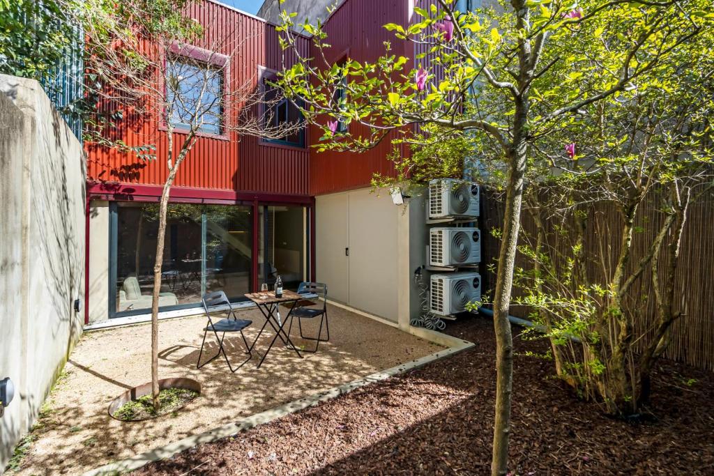 Κήπος έξω από το Orange Apartments A