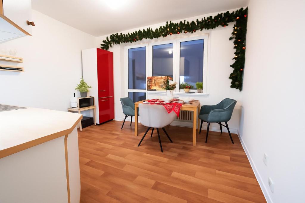 Star Apartments Brno #B22 by Starbnb EU في برنو: مطبخ وغرفة طعام مع طاولة وكراسي