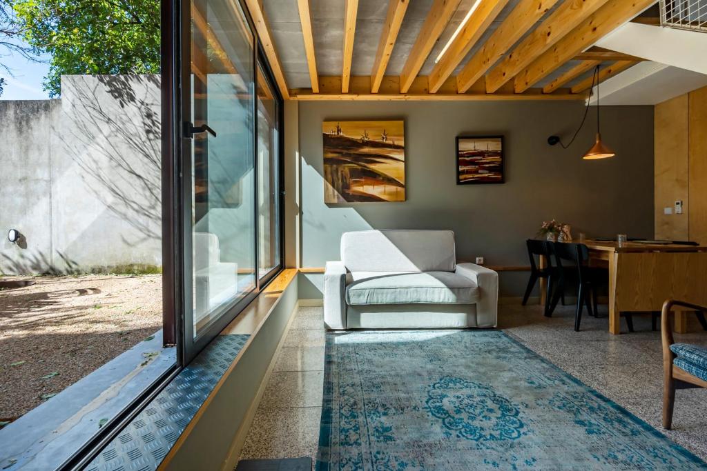 ein Wohnzimmer mit einer Couch, einem Sessel und einem Tisch in der Unterkunft Orange Apartments A in Porto