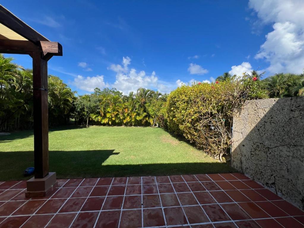 Un jardín con césped y un camino de ladrillos. en Condo 1bdr 1bth with garden, en Punta Cana