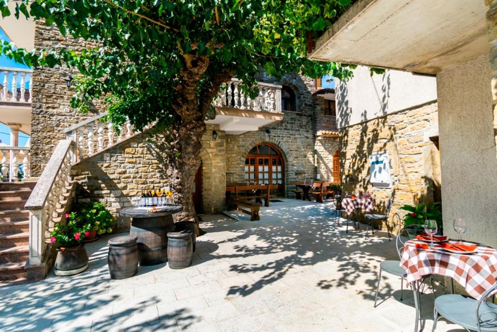 Tòa nhà nơi khách sạn căn hộ tọa lạc