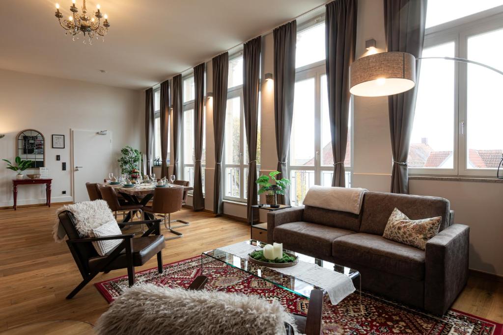 a living room with a couch and a table at Loft - Zur alten Schule in Essingen in Essingen