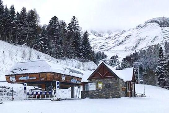 Saint-AventinSuperbagneres appartement au pied des pistes的上面有雪的建筑