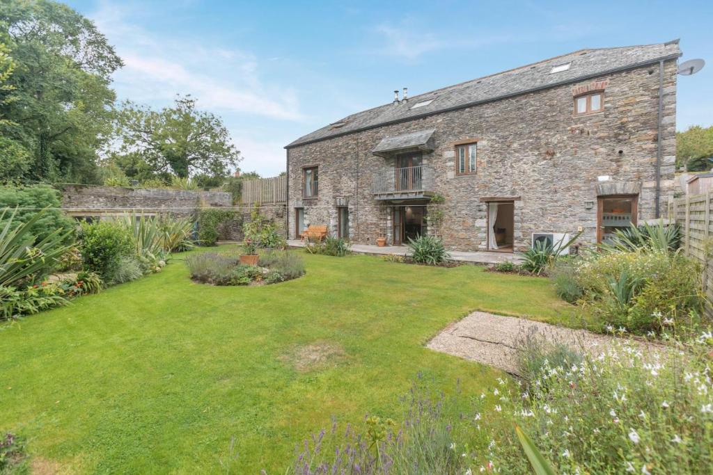 een oud stenen huis met een grote tuin bij 3 Bed in Torpoint oc-l32511 in Downderry