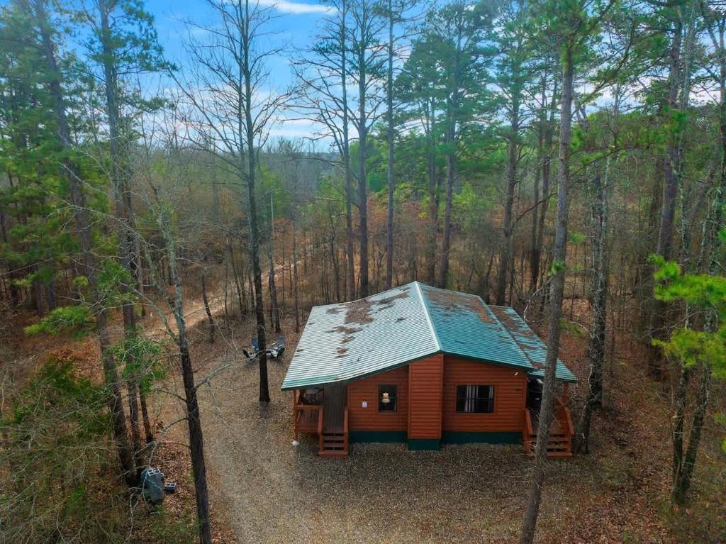 布罗肯鲍Misty Moonlight By The Cohost Company的树林中小屋的空中景致