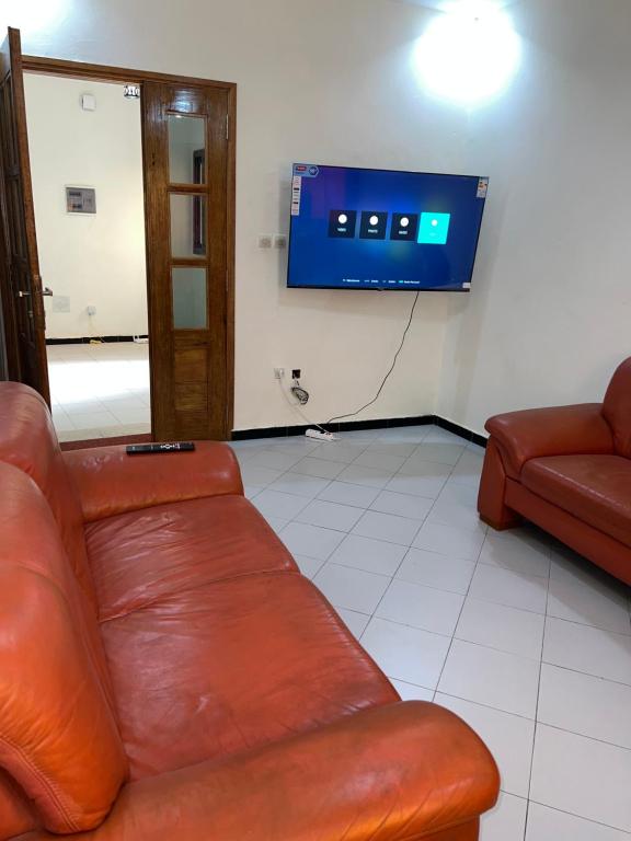 达喀尔2chambres salon au sicap liberté 2的客厅里有一张沙发和一台电视