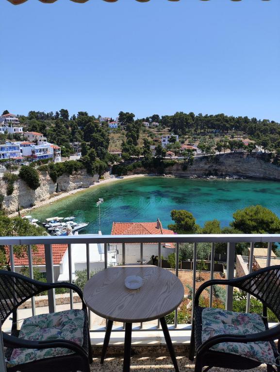 沃特斯Magdalini的海滩景阳台配有桌椅