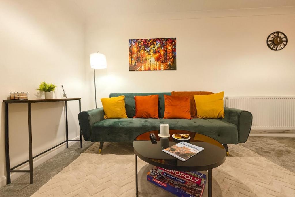 Posezení v ubytování Cambridge Luxury 3BR Hot Tub Escape Sleeps 10