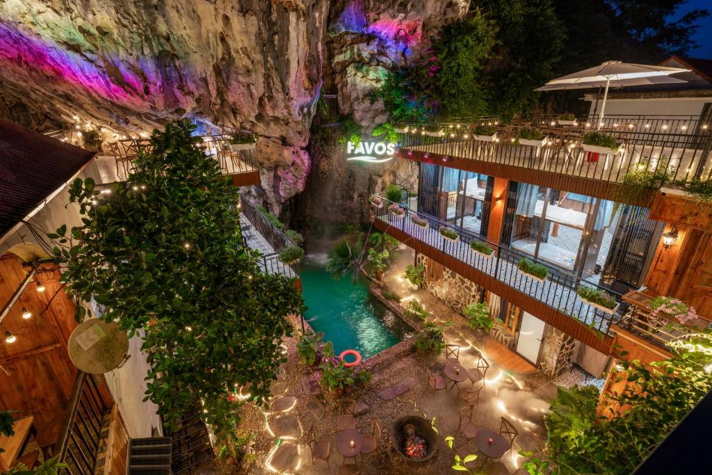 Favos Ninh Binh Hotel & Villas في نينه بينه: منظر علوي لمنتجع مع نهر