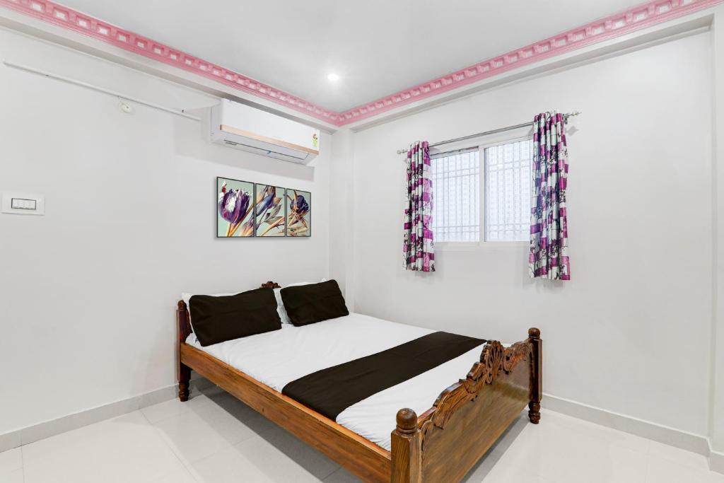 a bedroom with a bed and a window at SPOT ON Hotel Parvati Resort in Suitha